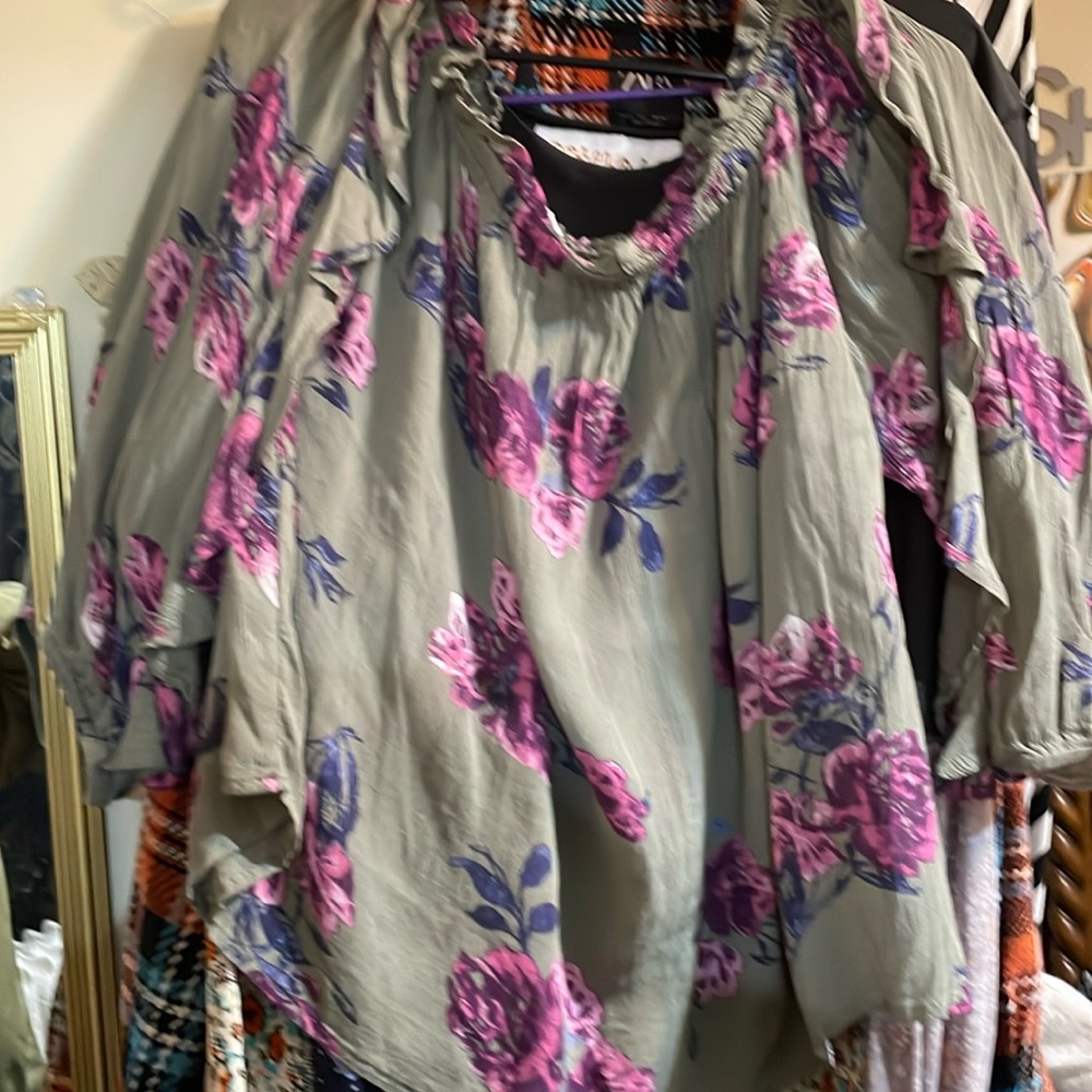 Gorgeous women’s on or off shoulder top. Size XL. New with tags.